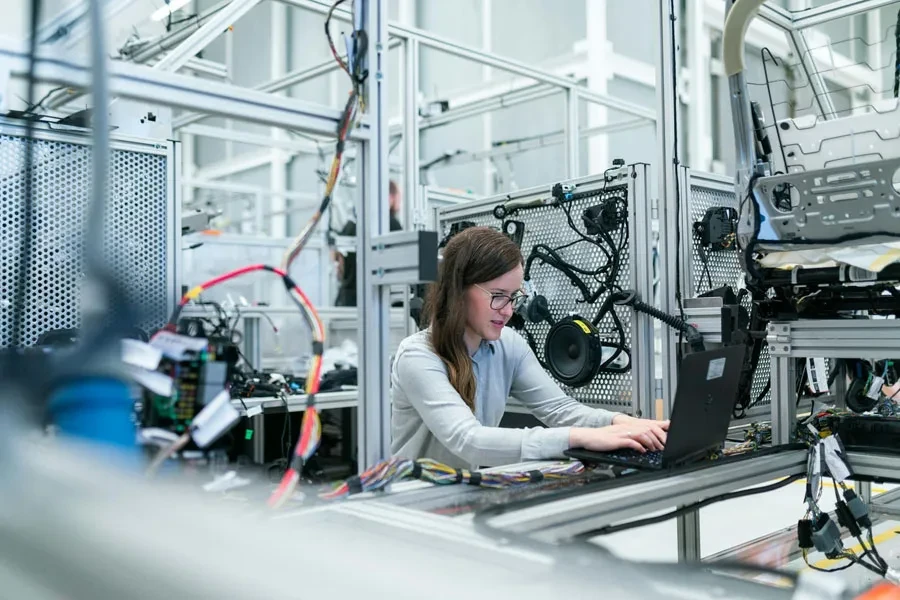 Foto de una ingeniera trabajando en su espacio de trabajo