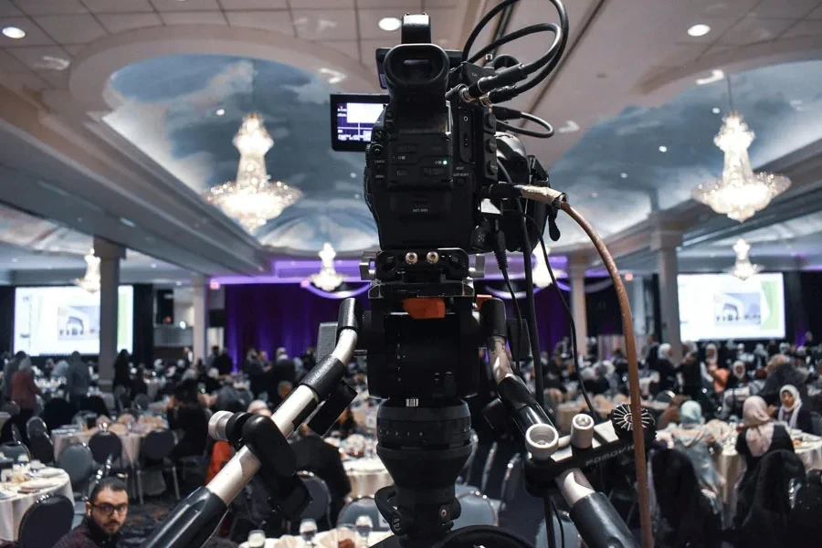 Evento de grabación de cámara de vídeo profesional en salón de baile.