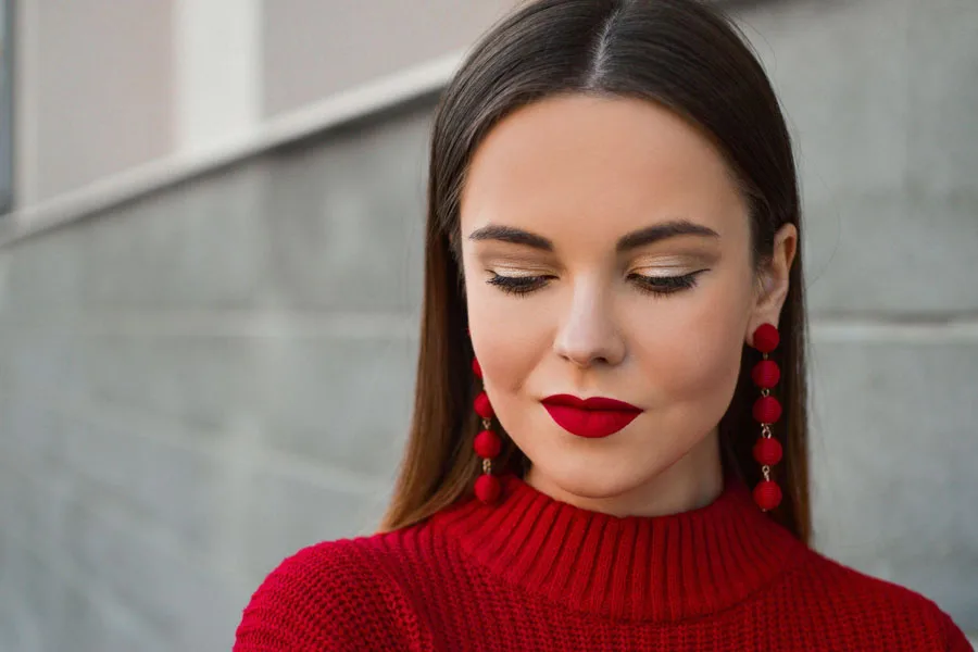Lipstik merah adalah ciri khas gaya istri Mob