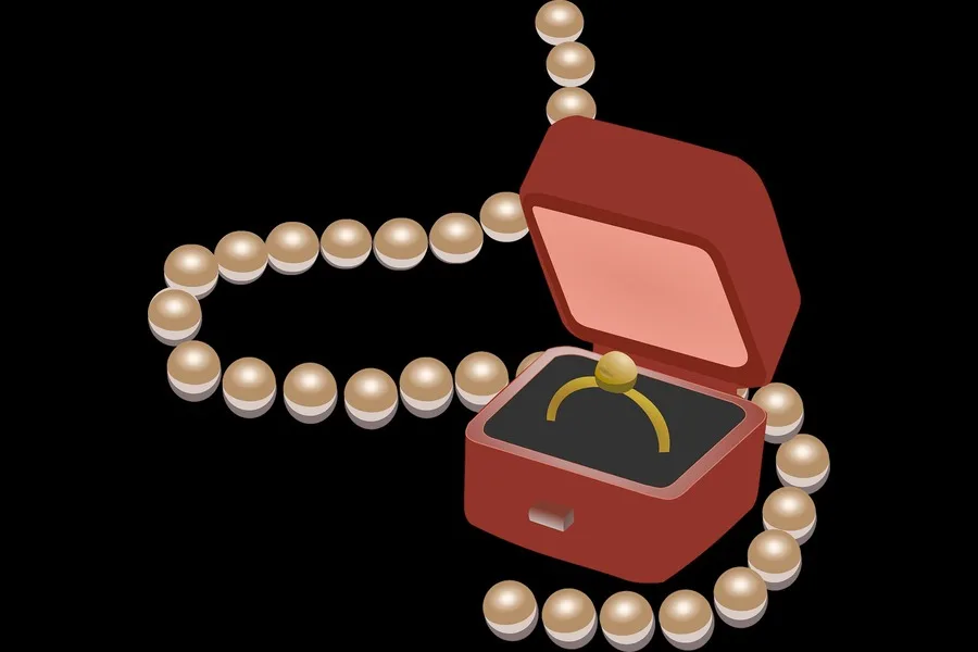 Anello in scatola e collana di perle