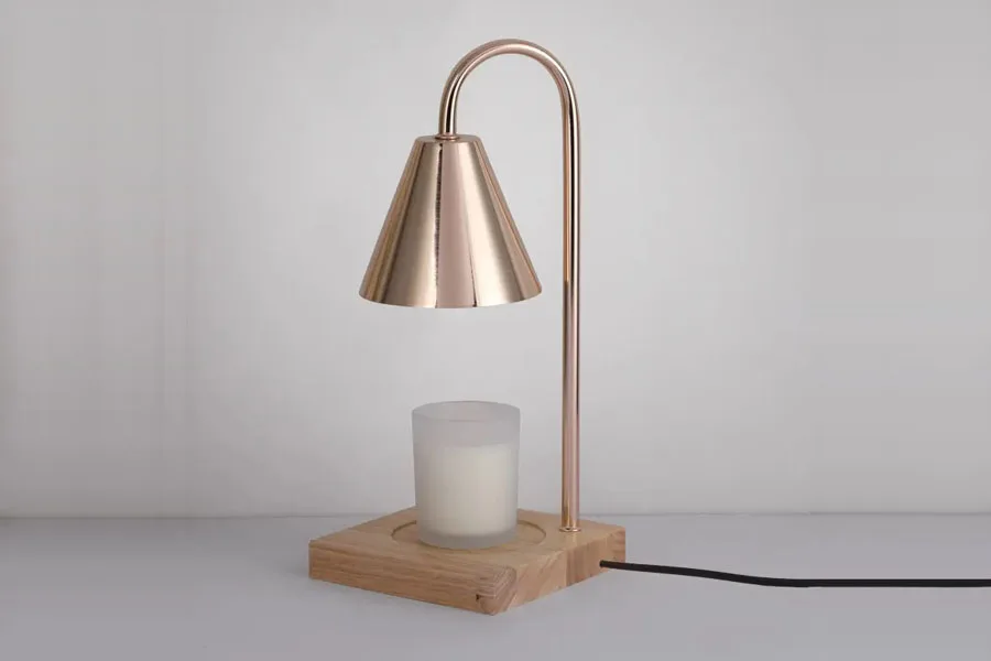 Lámpara de vela rústica con diseño moderno.