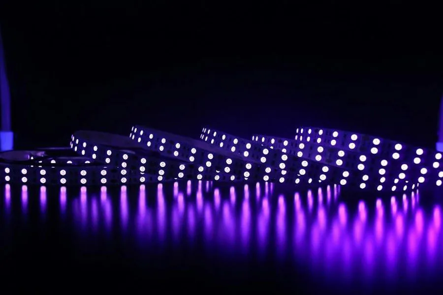 مجموعة من شرائط الإضاءة LED باللون الأرجواني