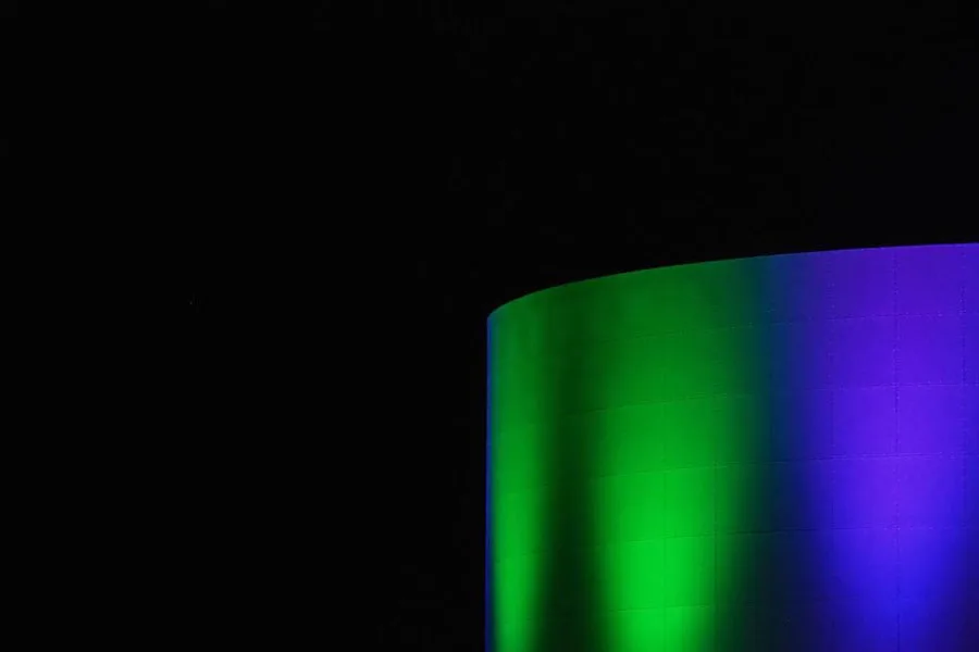 Gebäudeseite mit grünen und violetten LED-Leuchten
