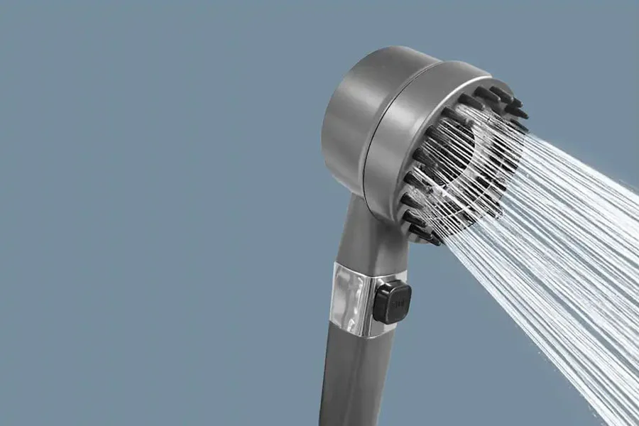 Ручной душ серебристого цвета, излучающий сильную струю воды.