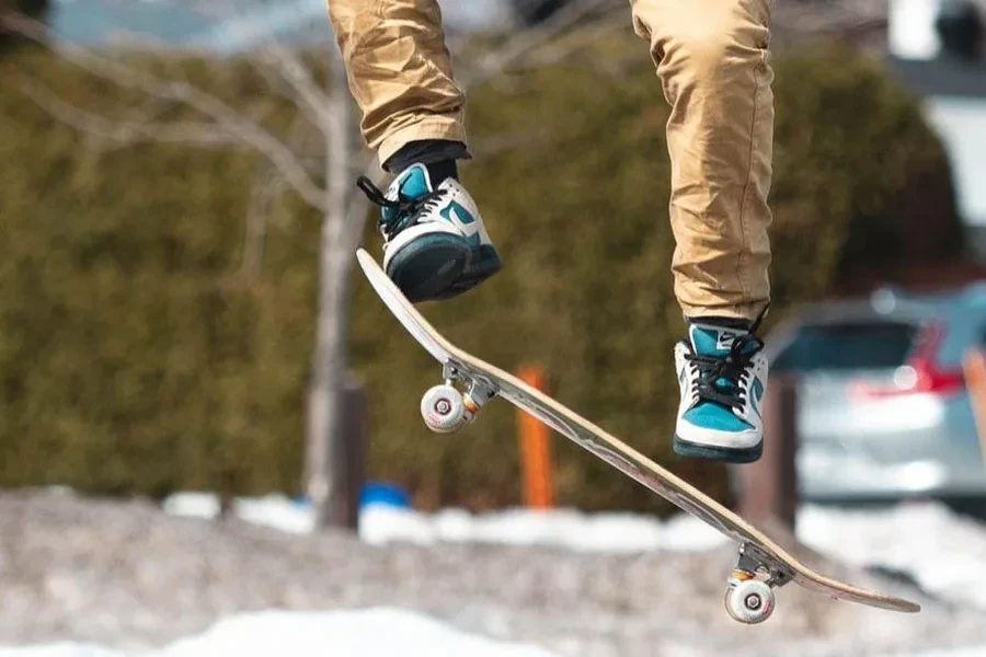 Skater führt einen Trick aus, während er blaue Skateschuhe trägt