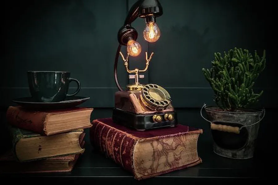 Lampu steampunk di telepon antik
