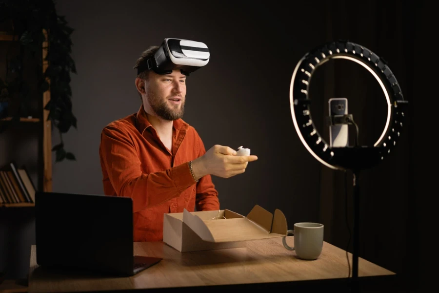 Influenciador de tecnologia fazendo um vídeo em um dispositivo VR