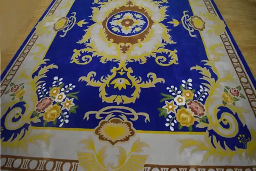 Karpet Tibet dengan latar belakang putih dan biru serta desain pola emas