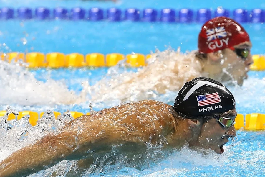 Due uomini in competizione che indossano cuffie da nuoto