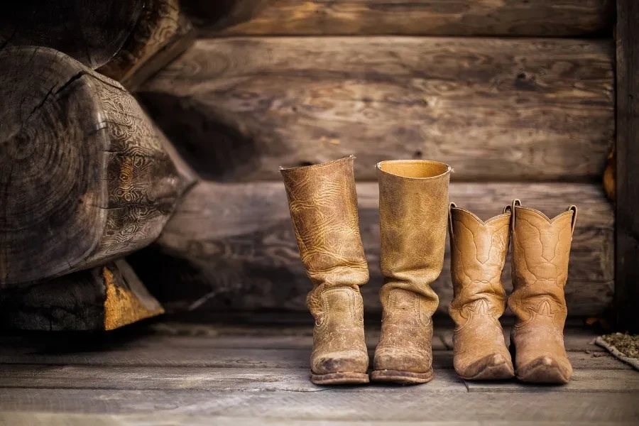 Dois pares de botas de cowboy