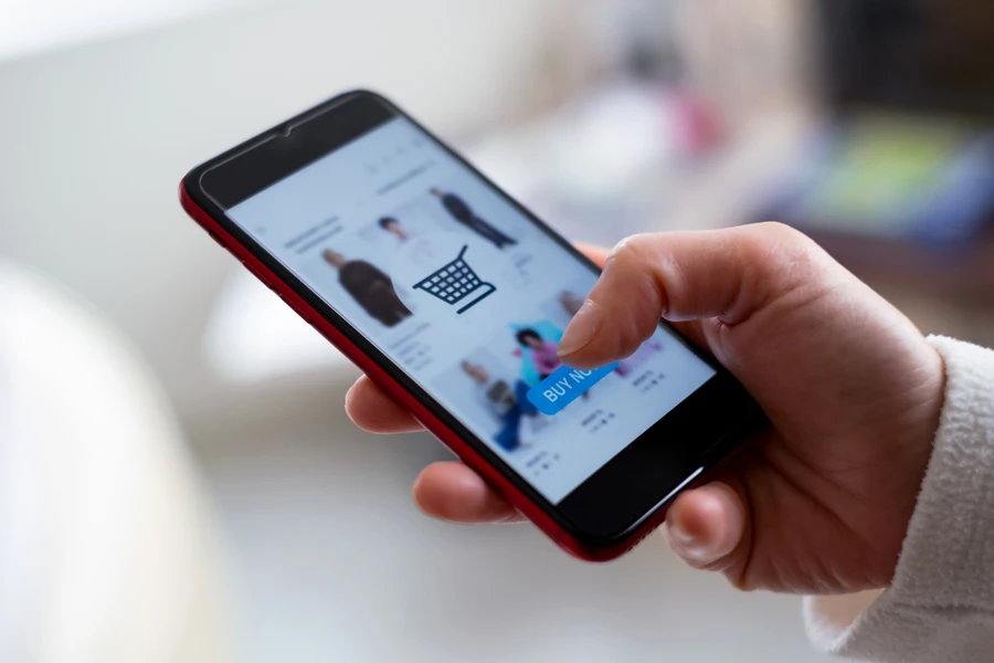 Usuário fazendo compras on-line com um smartphone