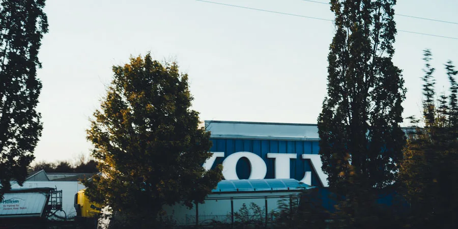 Logotipo de Volvo en fábrica.