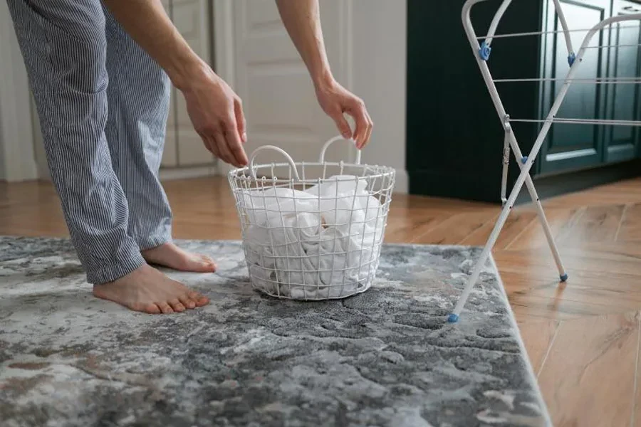 Cesto de lavado pequeño de alambre metálico blanco