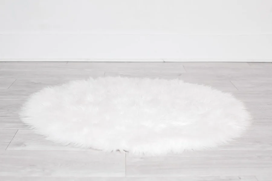 Белый круглый пушистый меховой ковер