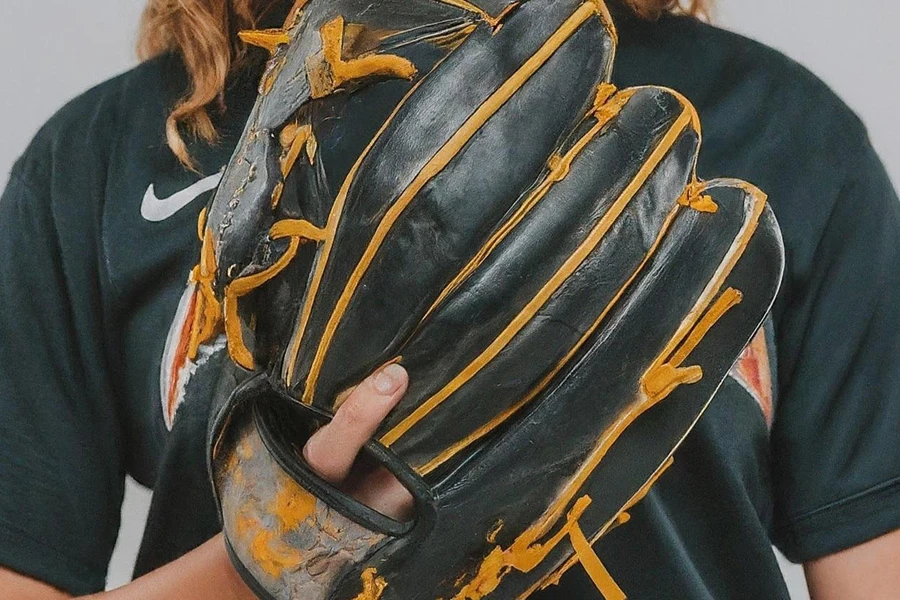 Femme tenant un gant de softball surdimensionné