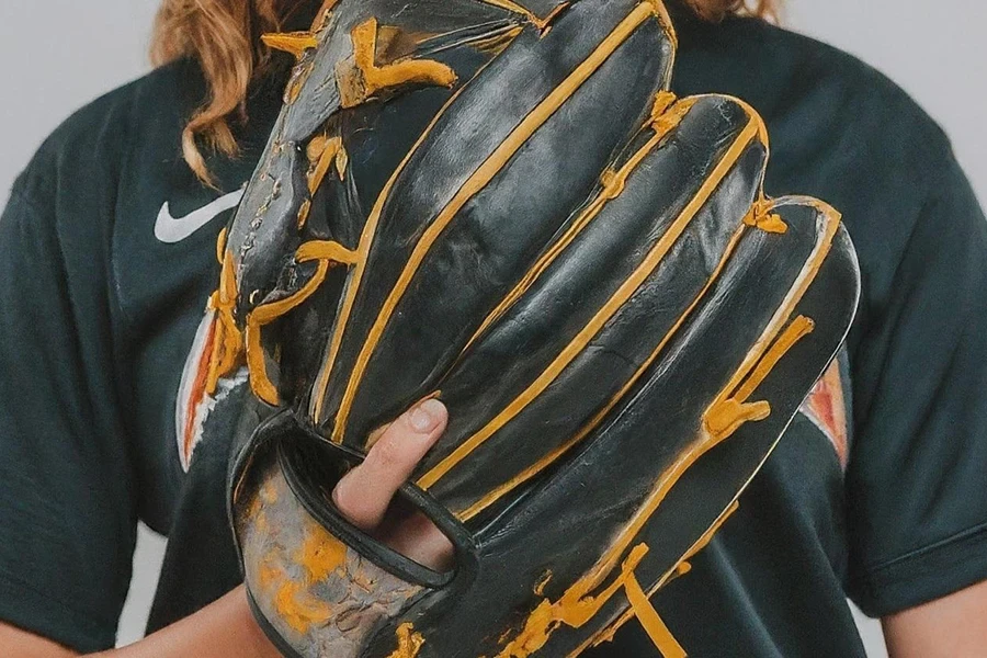 Mujer sosteniendo un guante de softbol de gran tamaño