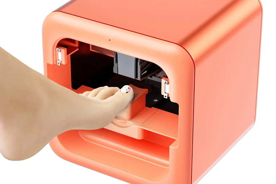 Mulher colocando o pé em uma impressora de unhas vermelha