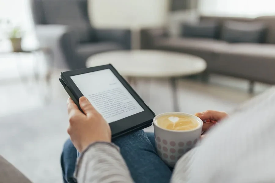 Mulher lendo um e-book em casa