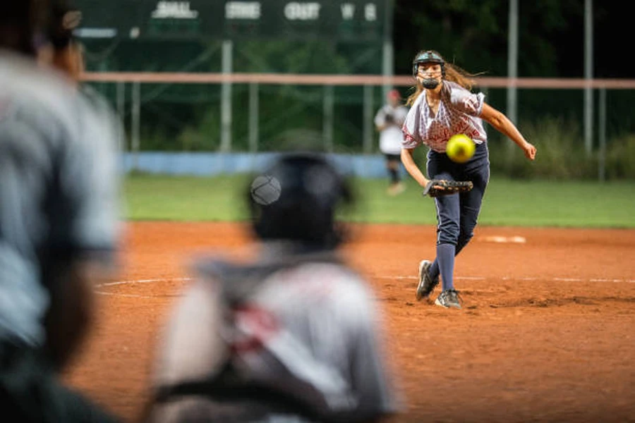 Wanita melempar lemparan ketiak dalam permainan softball