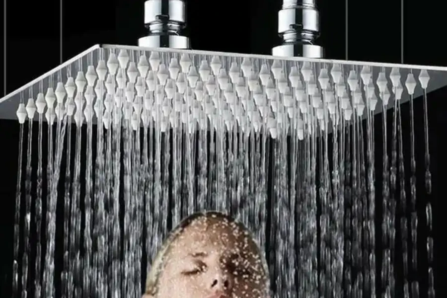 Mujer bajo una ducha de lluvia de 24 pulgadas