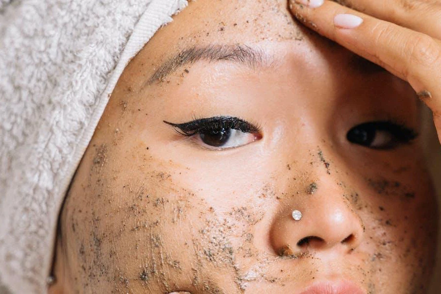 Wanita menggunakan scrub wajah untuk mengelupas