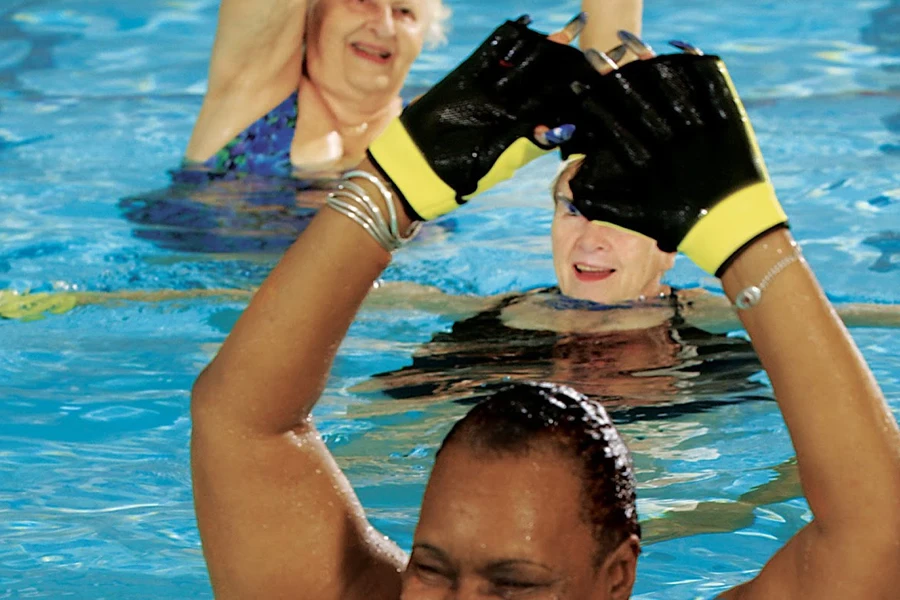 Mujer usando guantes de entrenamiento de natación negros