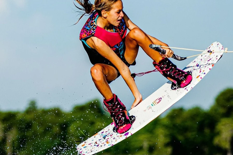 Mujer haciendo wakeboard con botas seguras