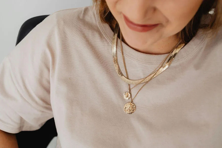 Mujer vistiendo joyas de oro