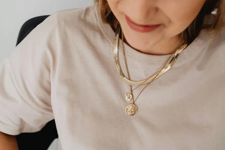 Frau trägt Goldschmuck