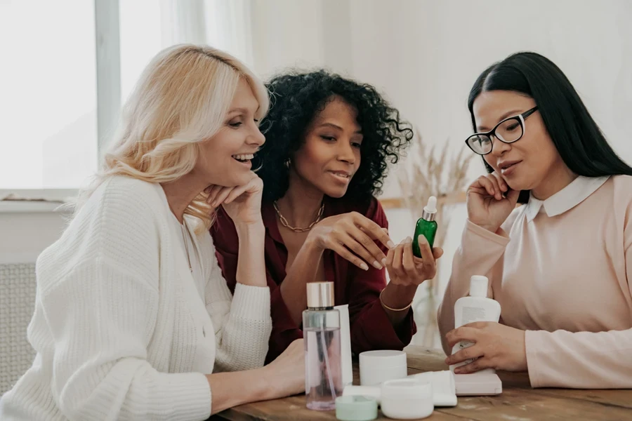 Mujeres mirando productos de belleza.