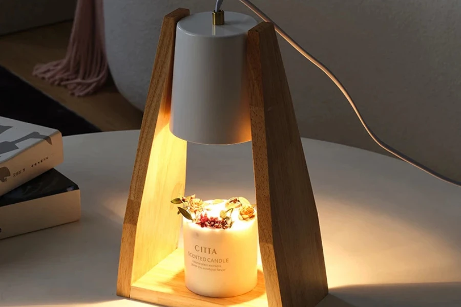 Lámpara calentadora de velas de madera con su vela favorita.