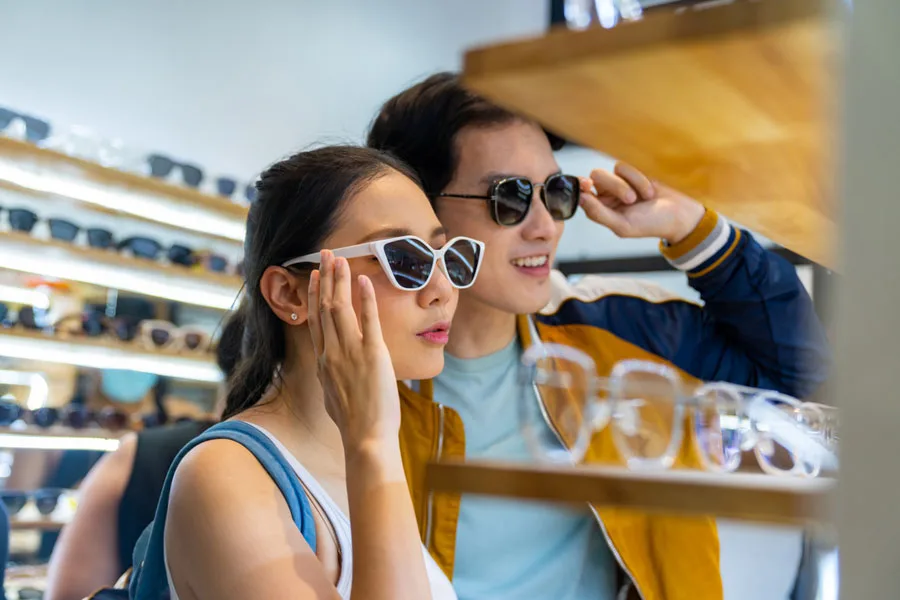 Giovane coppia che acquista occhiali da sole