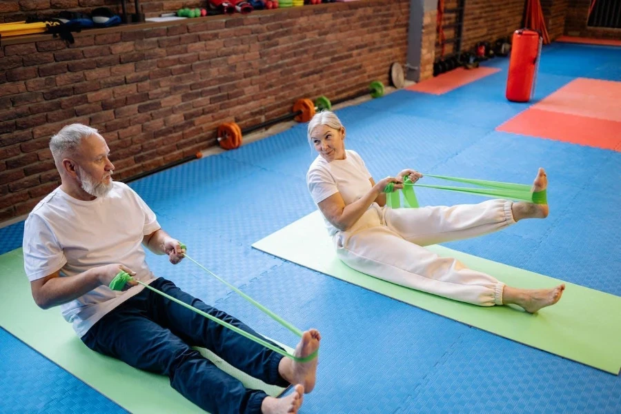 Um casal treinando com faixas de resistência