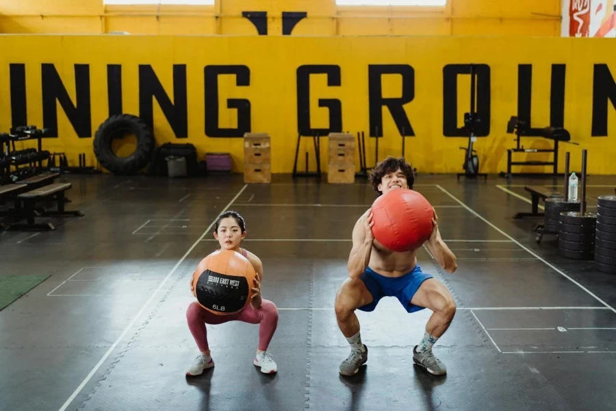 Una pareja haciendo ejercicio con balones medicinales