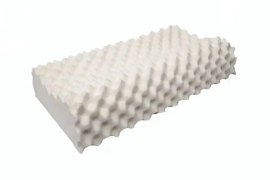 Una almohada interior de espuma de látex blanca.