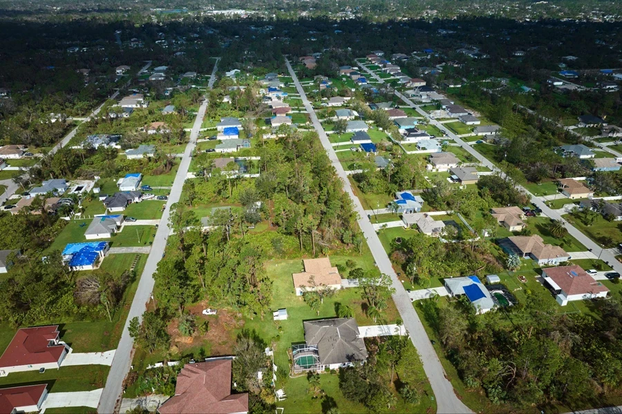 vista aérea do topo de muitas casas