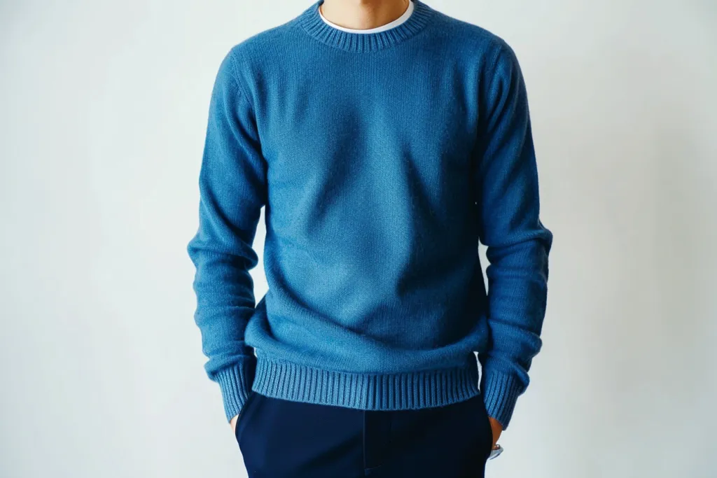 Un maglione di cashmere blu da uomo