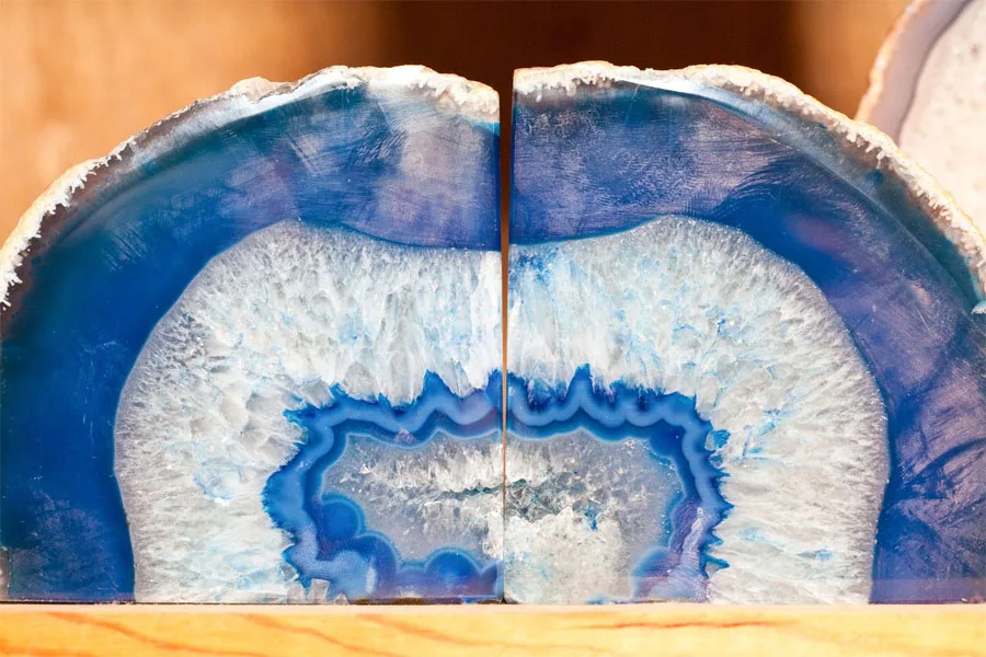 Blauer Geode dekorativer Buchstopper