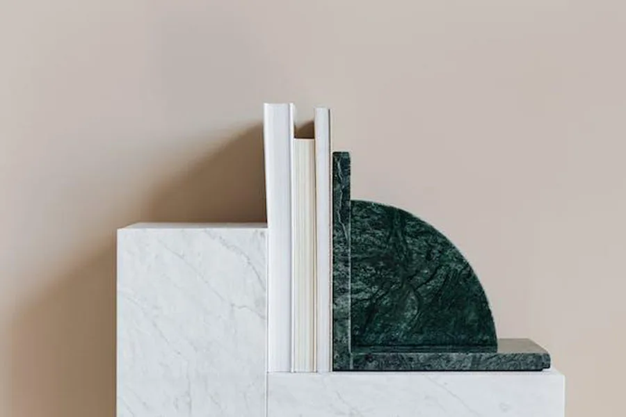 livros entre um suporte de mármore