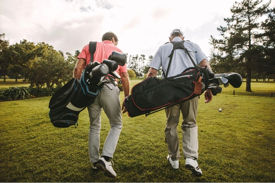 llevar bolsas de golf