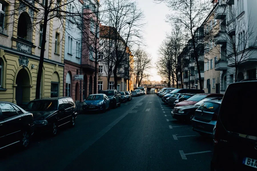 Coches llenos en estrechas calles europeas.