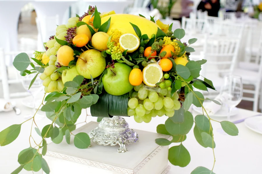 centro de mesa hecho con hojas y frutos