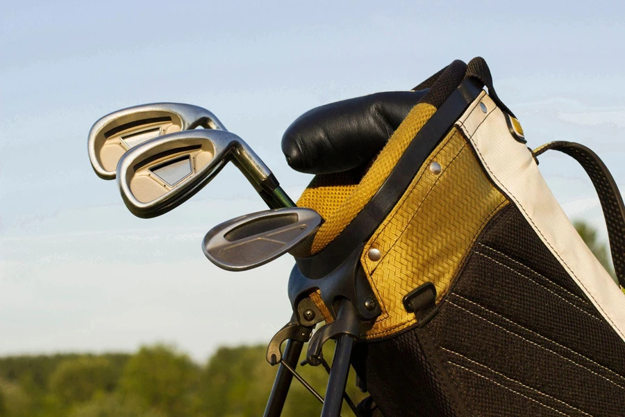 крупный план сумки для гольфа