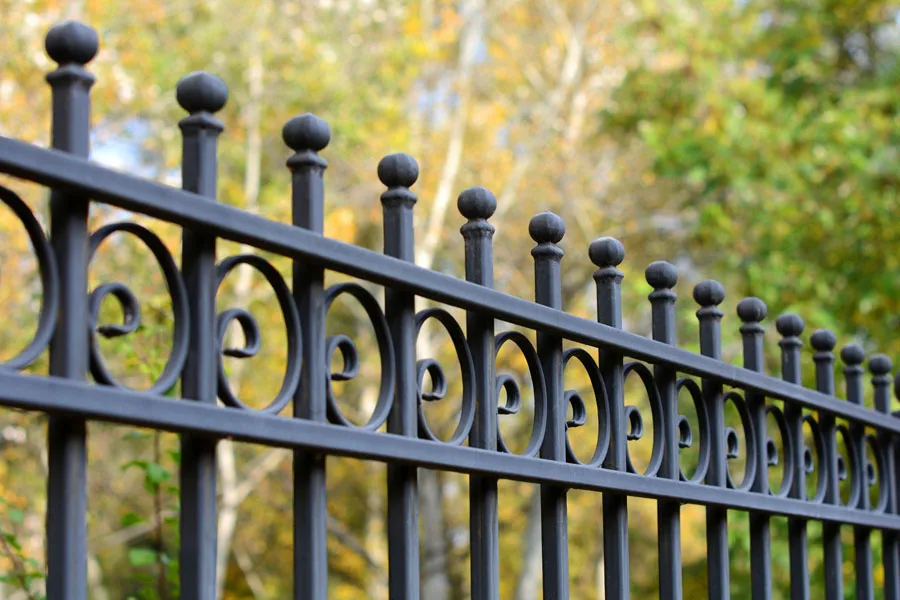 clôture métallique décorative