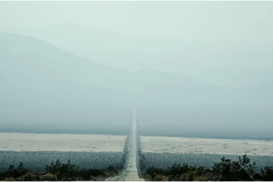 conduire sous des montagnes brumeuses