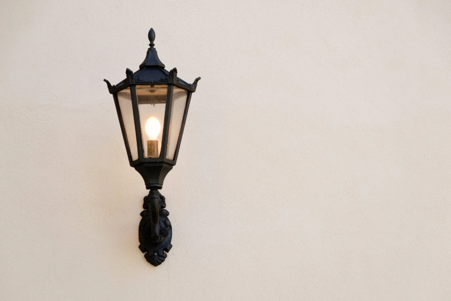 Lámpara de pared exterior en una pared