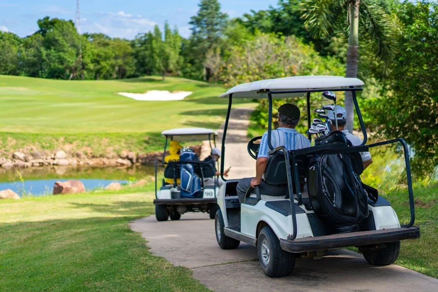 saco de golfe na parte de trás do carrinho de golfe