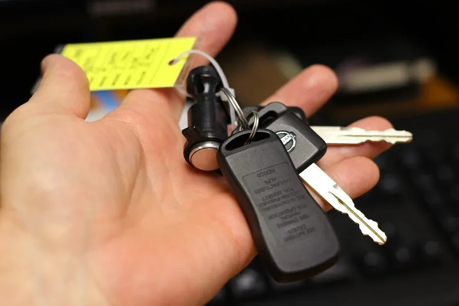 mano coche entrega de autos llaves del auto llaves