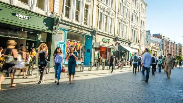 Les ventes de vêtements et de chaussures ont été freinées par le temps pluvieux, a déclaré Helen Dickinson OBE, directrice générale du British Retail Consortium. Crédit : Shutterstock.