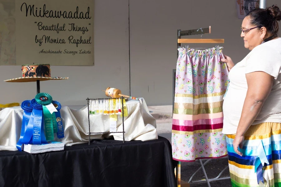 La diseñadora de moda nativa Monica Raphael en su stand